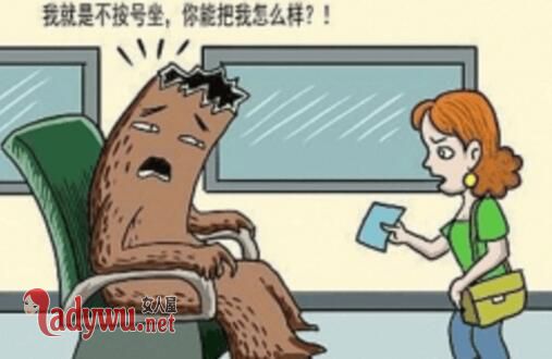 情侣公交霸座被打