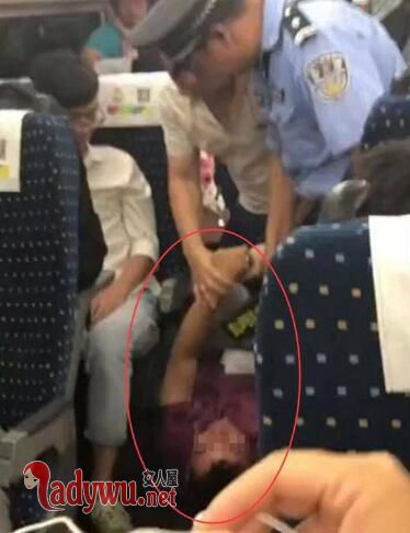 醉酒霸座殴打乘客