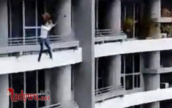 女子阳台自拍身亡