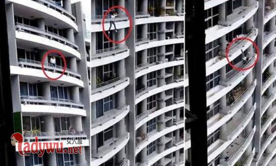 女子阳台自拍身亡
