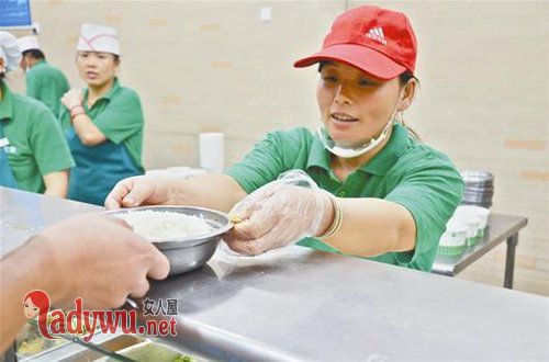 学生举报食堂阿姨