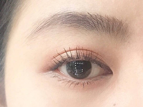 夹睫毛的正确方式
