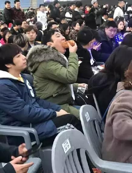 王思聪吃热狗什么意思
