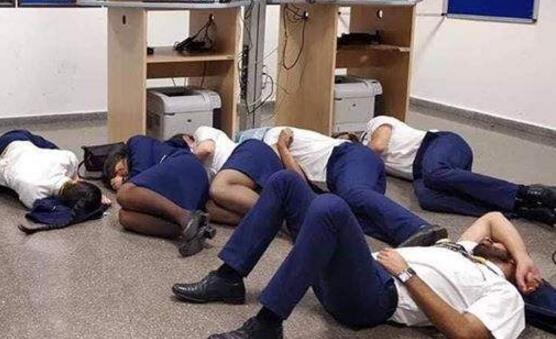 空姐集体睡地板