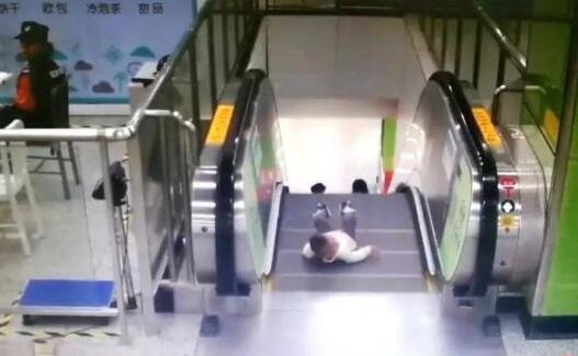 男童差1秒坠落