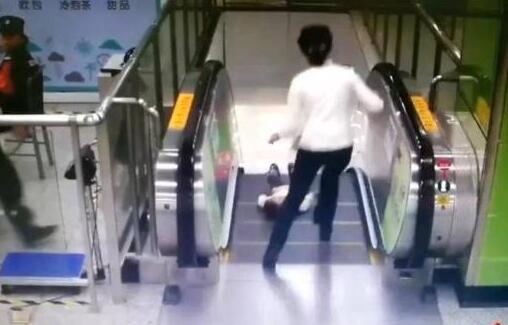 男童差1秒坠落