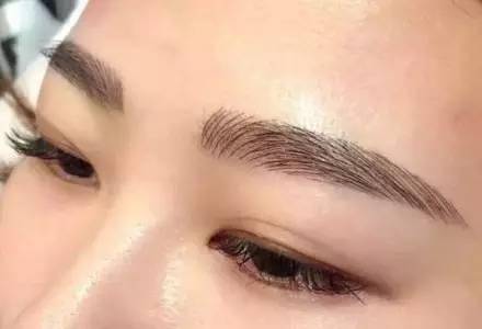纹眉怎么可以快速掉色