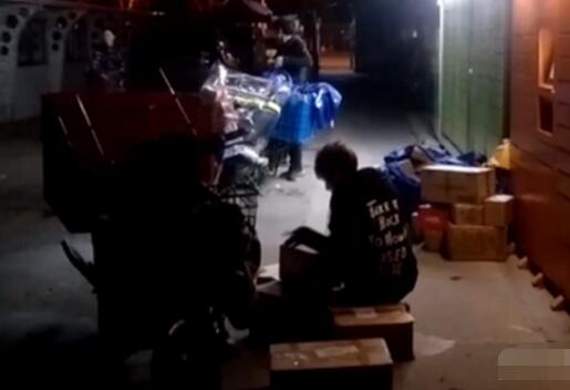 快递熬夜抢快递柜