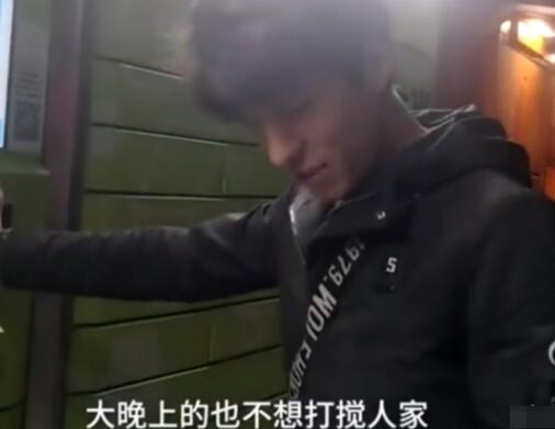 快递熬夜抢快递柜