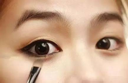 单眼皮应该怎么画眼妆