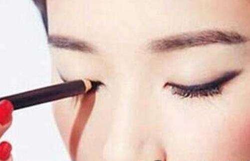 如何画眼线不晕妆