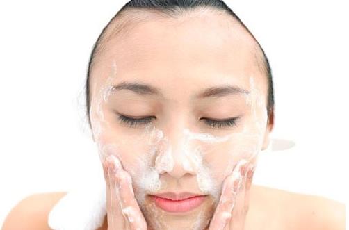 洗面奶需要避开眼周吗