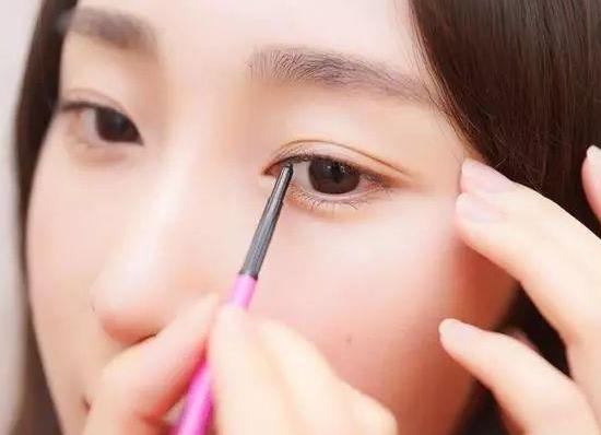 眼线容易晕染怎么办