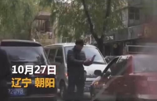 逆行逼迫司机下跪