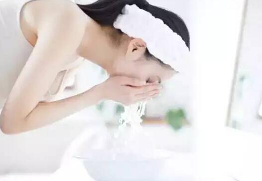 面膜揭掉后立刻洗脸吗