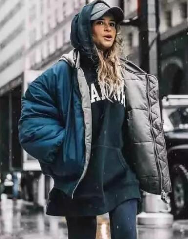 羽绒服里面穿什么好看
