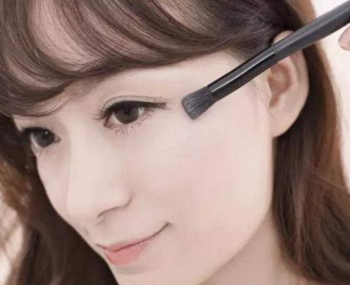如何用口红画腮红