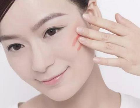 如何用口红画腮红