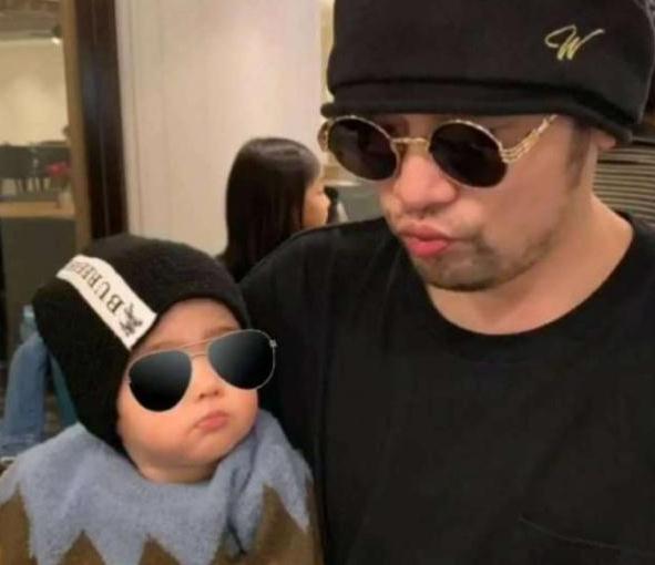 周杰伦晒儿子合照