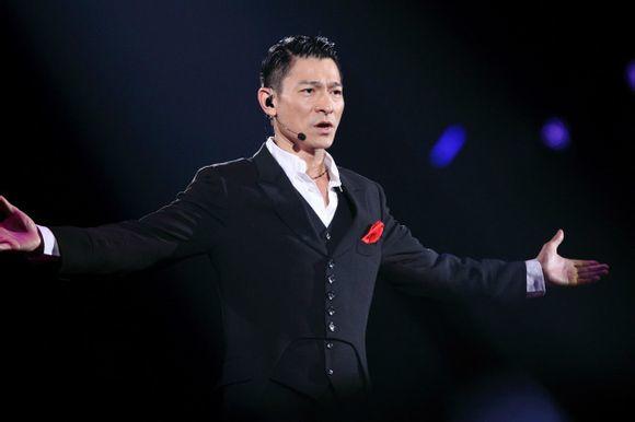 刘德华哭着道歉