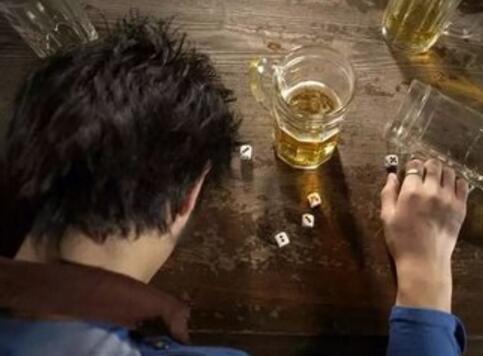 男子年会饮酒死亡