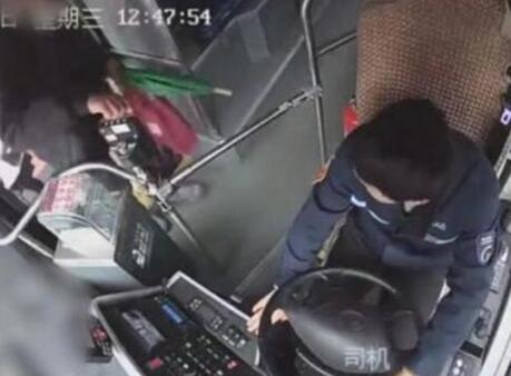 公交司机被扇耳光