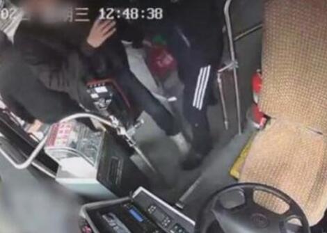 公交司机被扇耳光