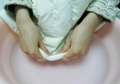 羽绒服油渍怎么洗