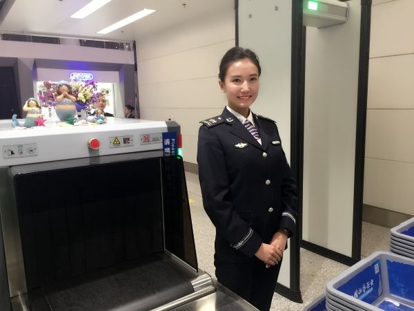 机场安检诡异微笑