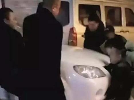 男子倒车碾死自己