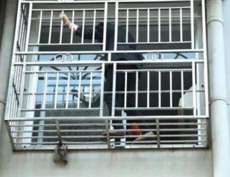 六旬老人擦窗被困