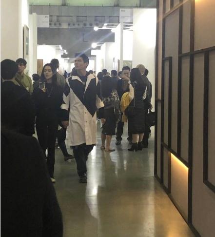 向佐郭碧婷牵手逛街