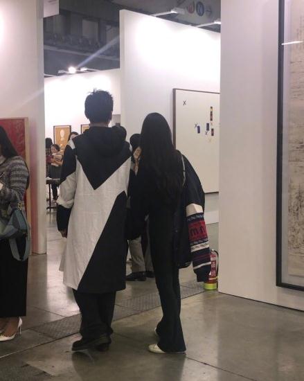 向佐郭碧婷牵手逛街