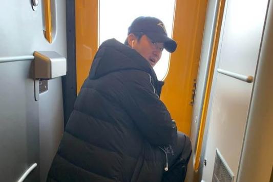 吴京带板凳坐火车