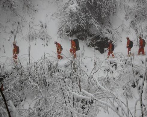 男子逃票被困雪山