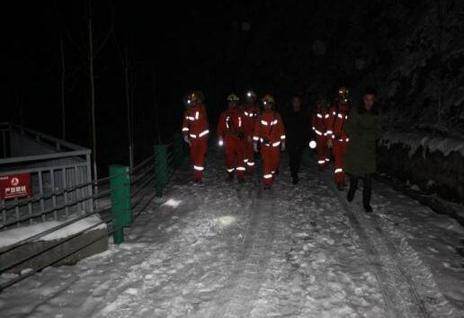 男子逃票被困雪山