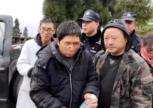 男子逃票被困雪山