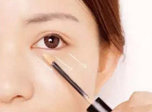 黑眼圈化妆怎么遮盖