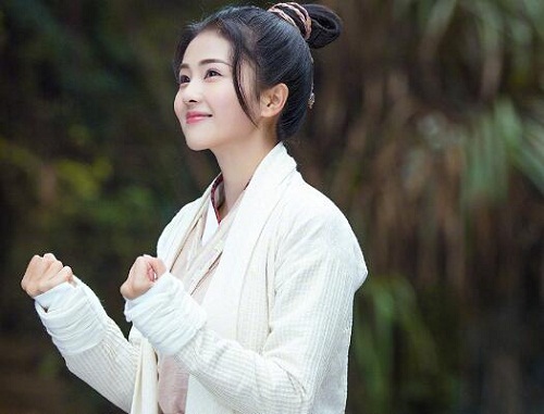 招摇洛明轩喜欢女主吗