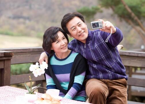 离婚女人还爱你的表现