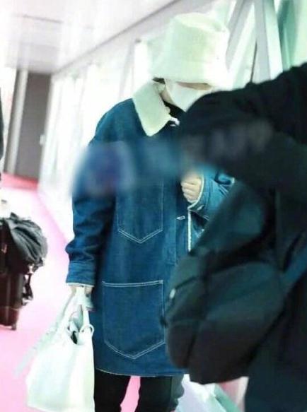 冯绍峰穿赵丽颖外套录节目