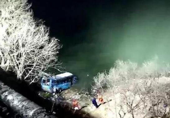 陕西公交车坠江