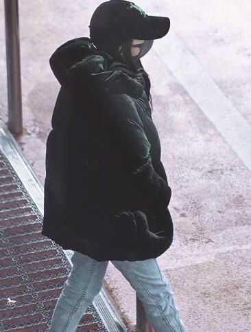 杨幂绿色羽绒服什么牌子的