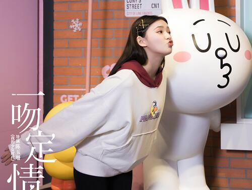 林允同款拼色卫衣是什么品牌的