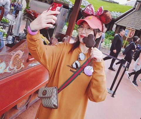 唐嫣迪士尼游玩穿的什么品牌衣服