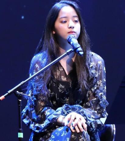 哥大春晚欧阳娜娜穿的裙子什么品牌