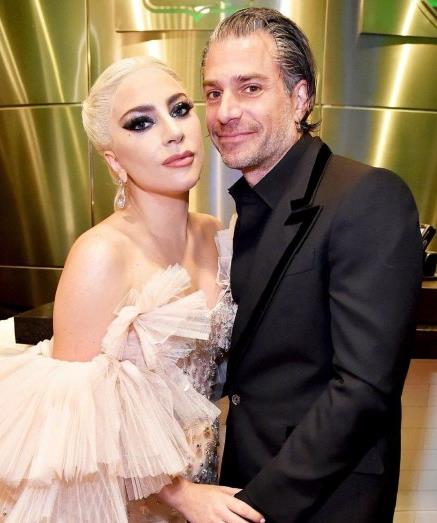 Lady Gaga和谁订婚了