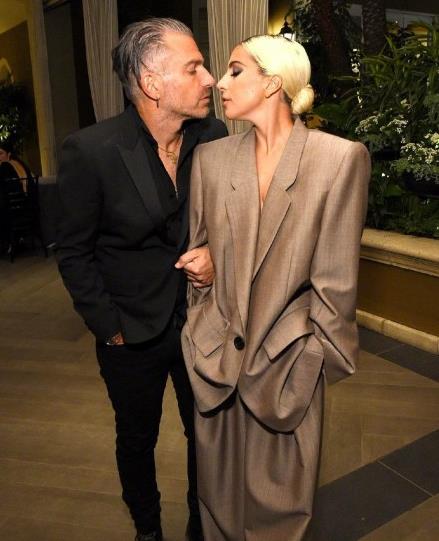 Lady Gaga和谁订婚了