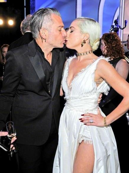 Lady Gaga和谁订婚了