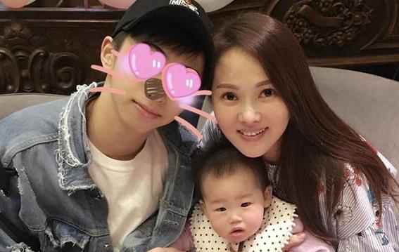 伊能静与儿子合影